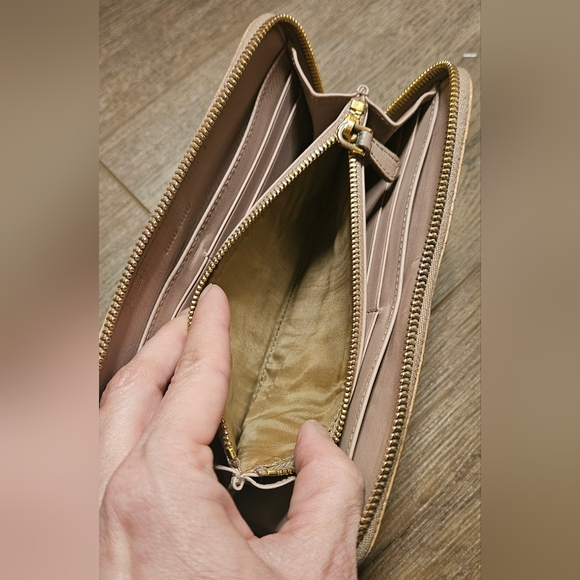 Miu Miu Long Zippy Wallet in GUC - Picture 4 of 8